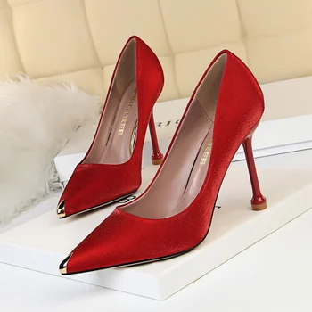 1823-1 אופנה חדשה משתה נשים נעליים עם עקבים דקים וסאטן שטחי מתכת מחודדת נעלי מסיבת חתונה נעלי נשים משאבות