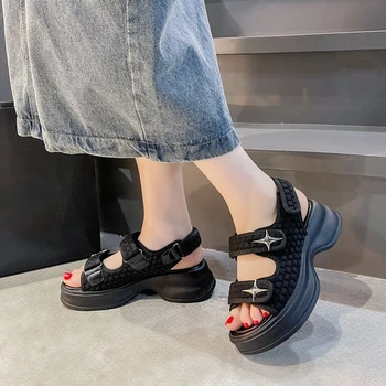 יוקרה אישה פלטפורמת סנדלי נשים אלגנטי בינוני נעלי נשים דירות סנדלי קיץ לנשים 2023 חדש נעלי מעצבים בנות